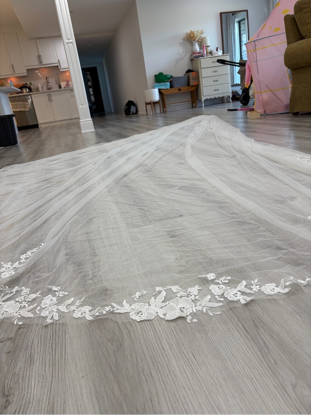 Classic White Lace-Edged Bridal Veil
